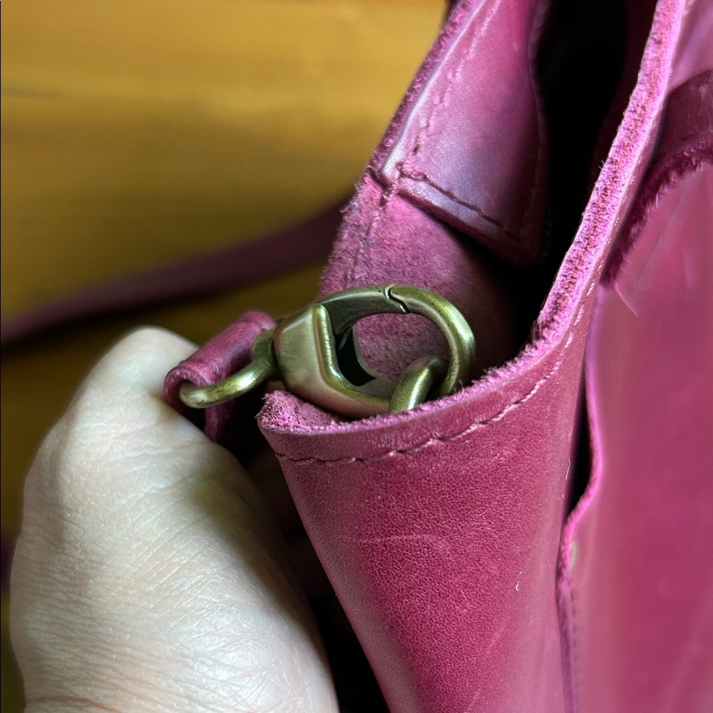 Medium crossbody tote - Picture 4 of 10